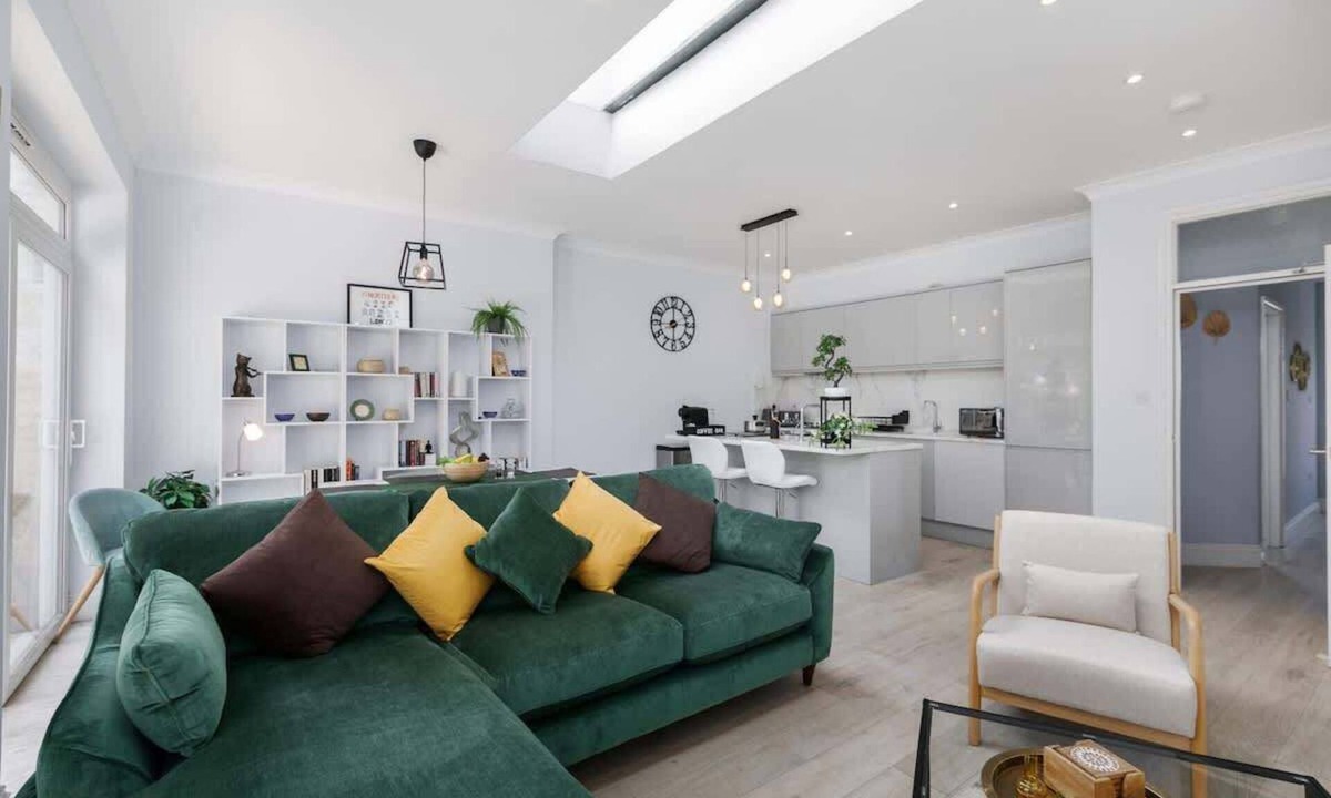 Golders Green House | 5 BR 3Bathroom Modern House with Garden near Hampstead Heath Sleeps 10