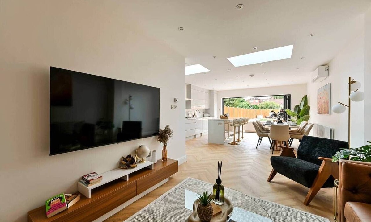 London Borough of Ealing House | 5BR Family Home | Garden | AC | Near Wembley