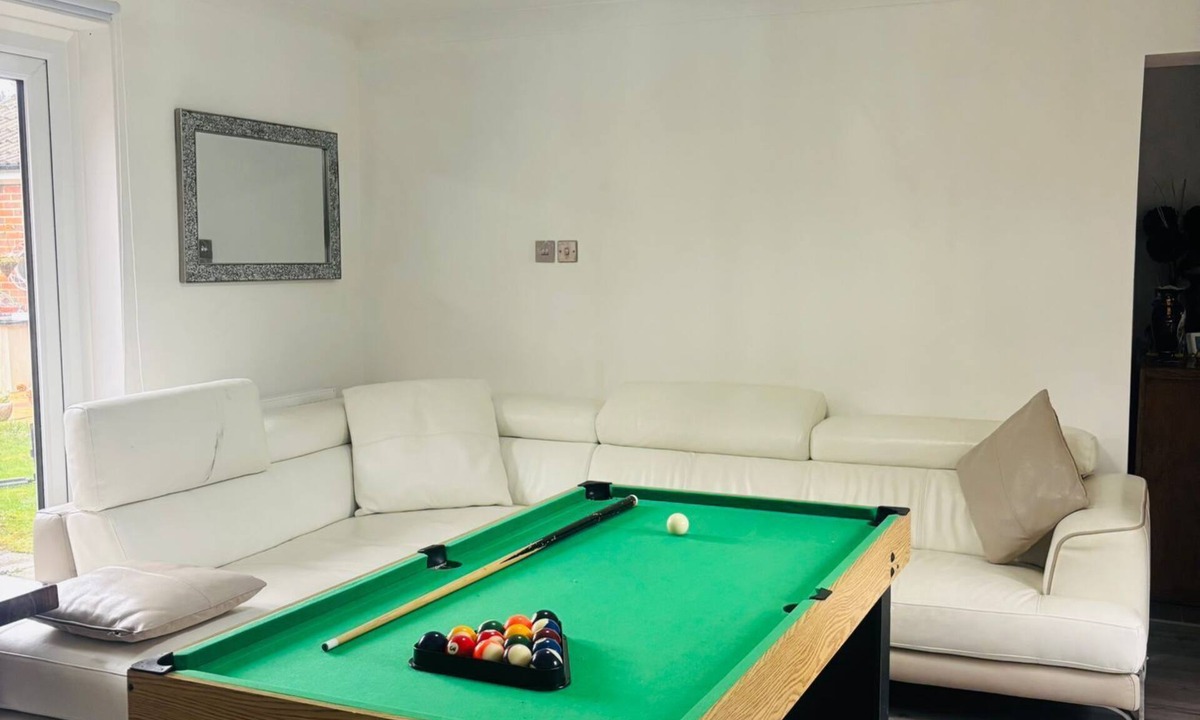 Lacey Green House | 6/7 BRs Lovely Property to Stay with Parking