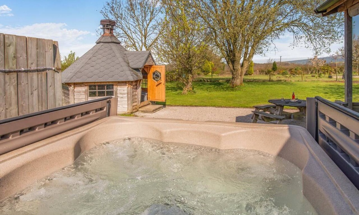 Blackburn Cottage | 6 Bed in Blackburn (oc-c38221)