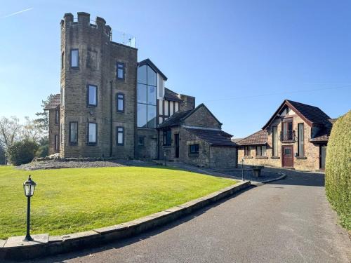 Chapel en le Frith House | 6 Bed in Chapel-en-le-Frith oc-c34371