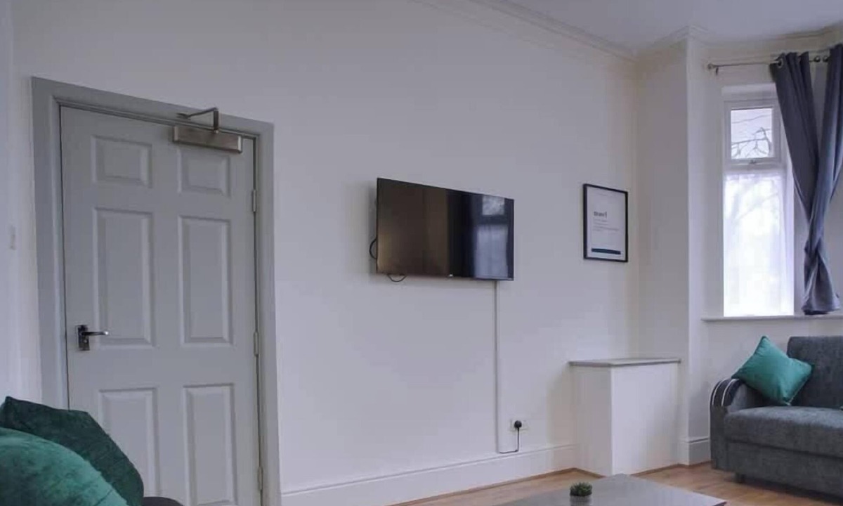 Manchester House | 6 Bed Manchester Home | Sleeps 18 | Free Parking