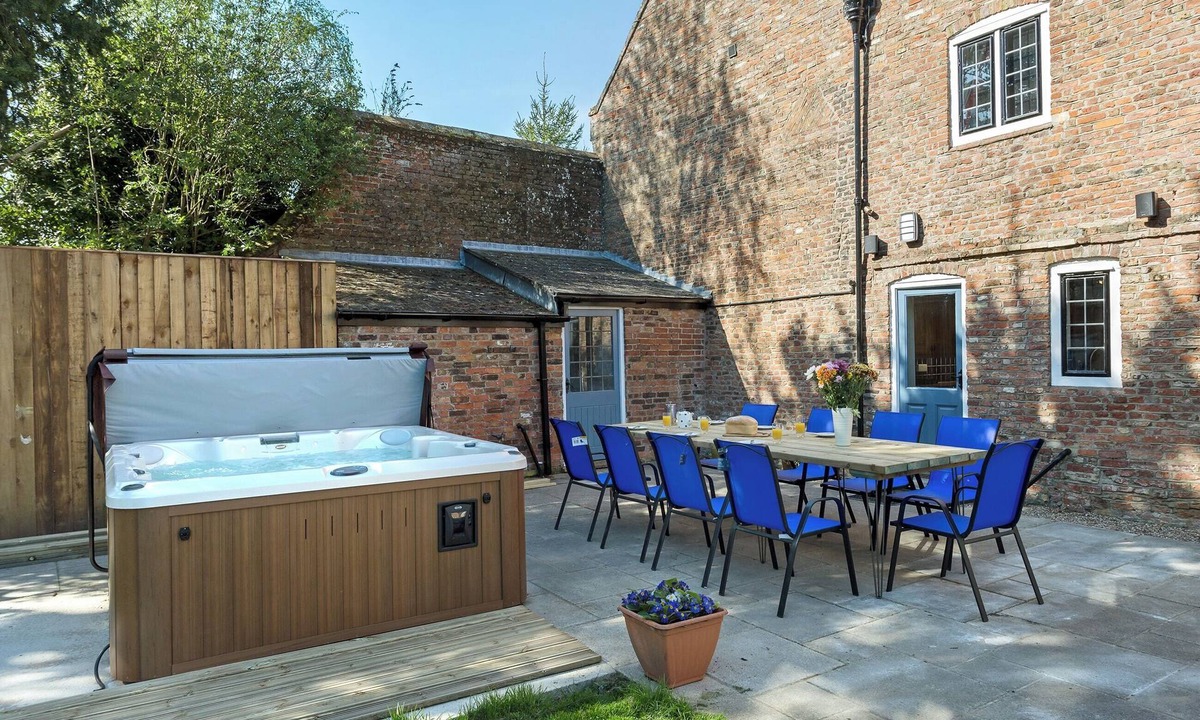 King's Lynn Cottage | 6 bedroom accommodation in Tilney All Saints, near King&rsquo;s Lynn
