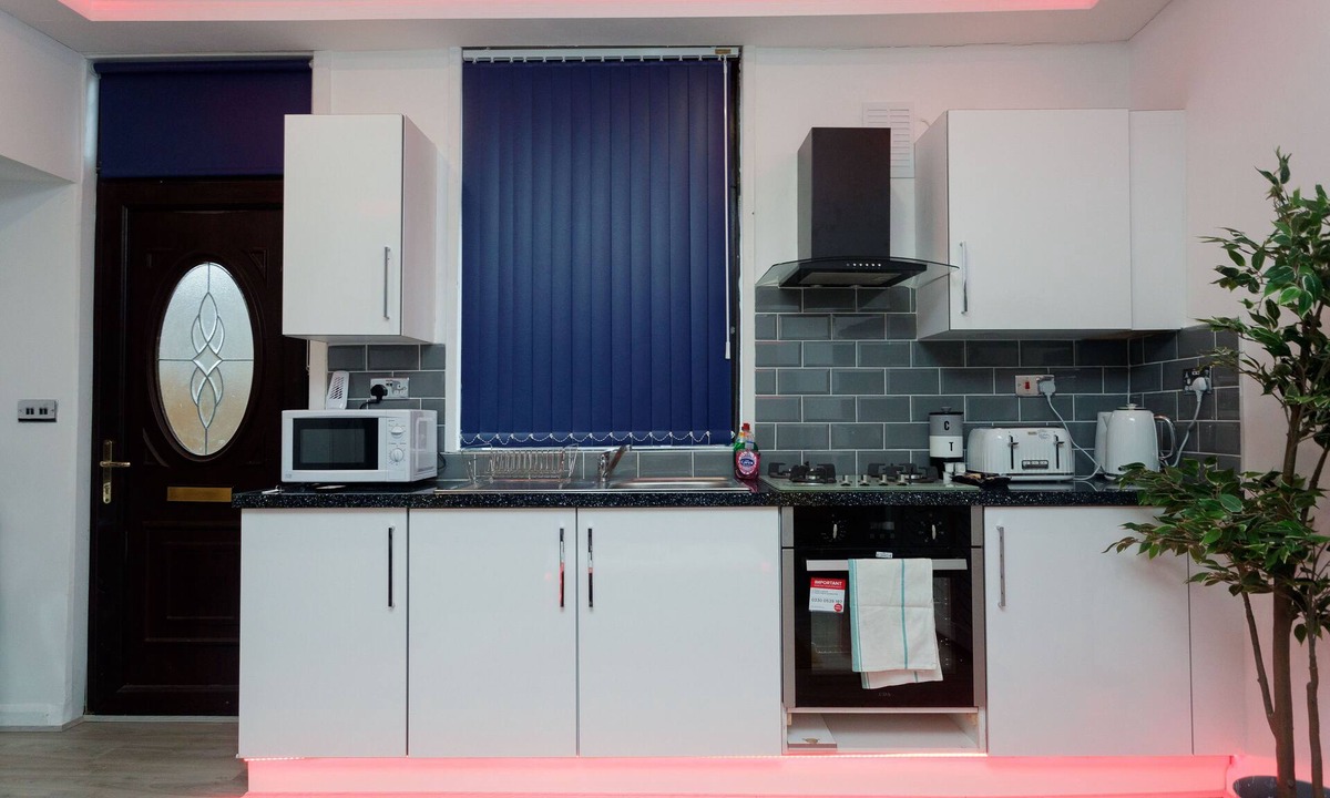 Harehills Apartment | 6 Beds in 3 bedrooms. huge house with free parking