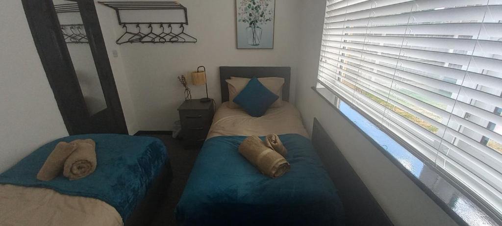 Wolverhampton Apartment | 6-min Walk to New Cross Parking Long Stay Discounts
