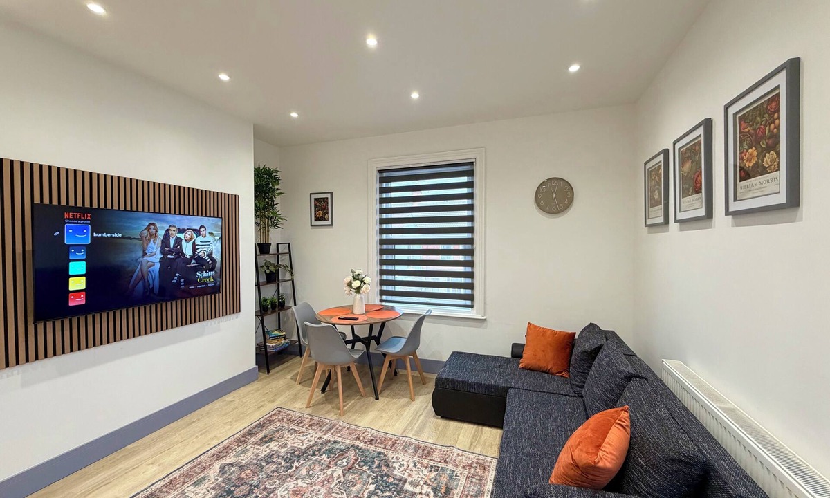 Cleethorpes Apartment | 6 Spacious 1-Bed Flat Sleeps 3 Secure Parking WiFi