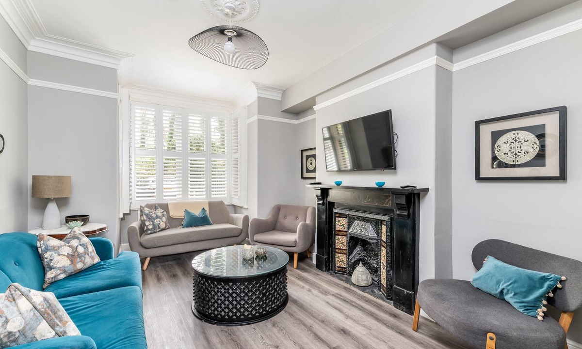 Bootham House | 7 Longfield Terrace · Gorgeous Central 5 Bed House in York with Parking - Pass The Keys