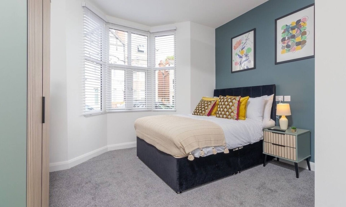 Coventry House | 7BR, Ideal for Business, FREE Parking, Sleeps 14!