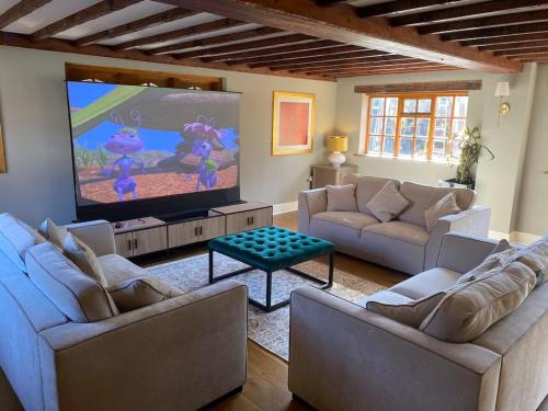 Saint Owen's Cross House | 8 BR Luxury Farmhouse | Tennis Court & EV Charging