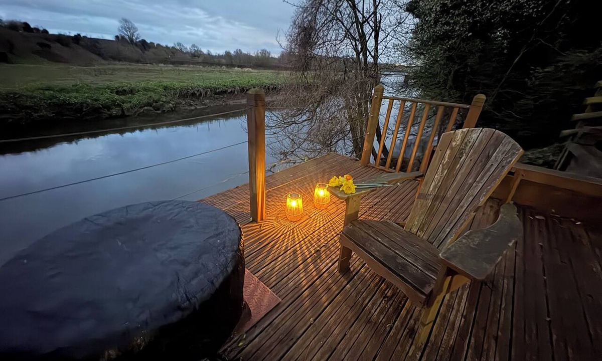 Lea Marston Apartment | A beautifully styled duplex apartment with private riverside decking& a fire pit