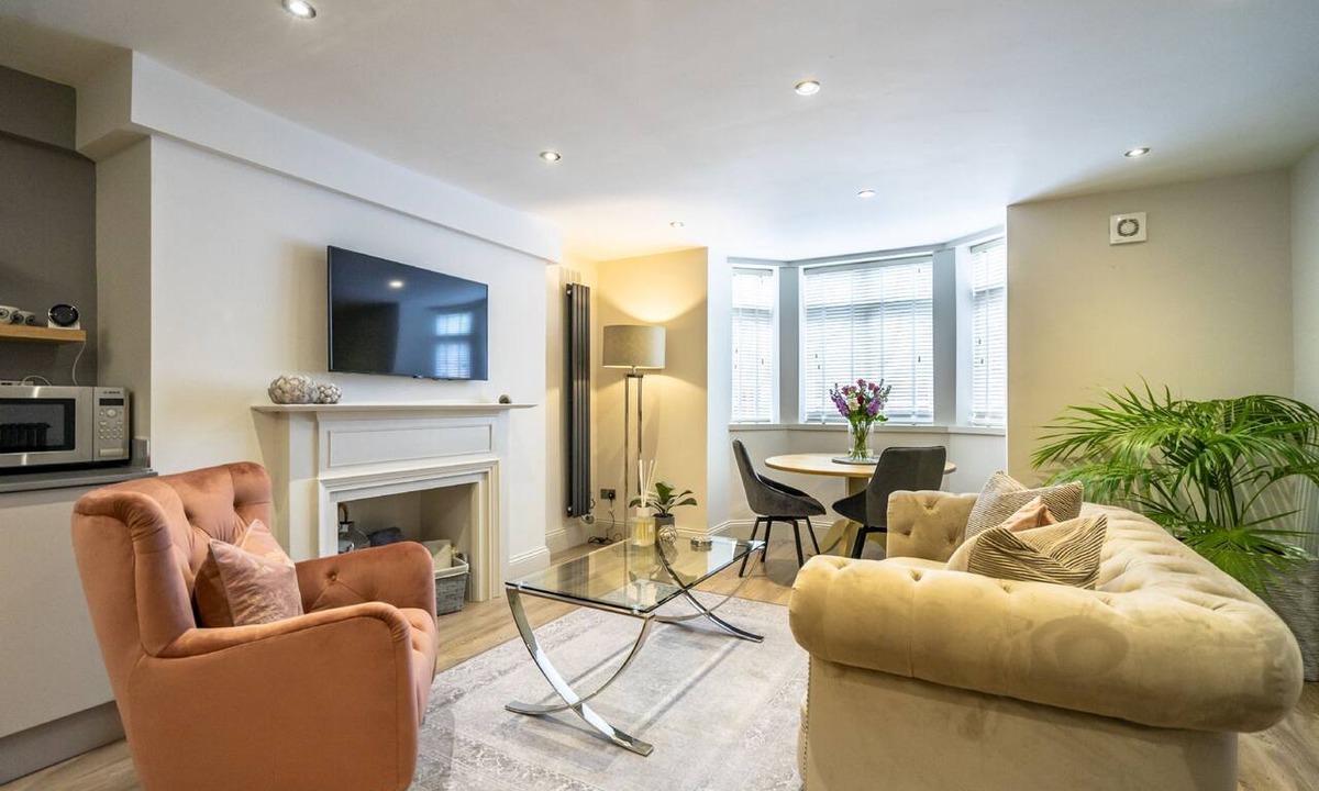 Bootham Apartment | A couples retreat that sleeps 2 guests in 1 bedroom