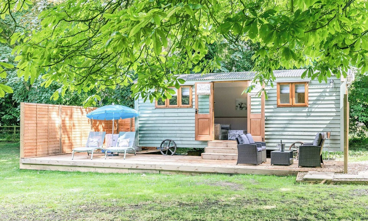 Alkborough Cottage | A lovely shepherd’s hut, set quietly in a paddock with shade from mature trees.