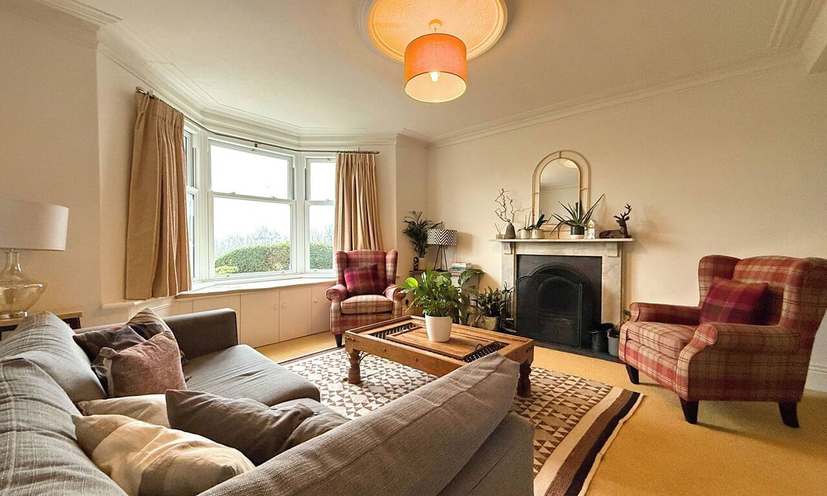 Dronfield House | Animal Friendly Retreat with garden: Sleeps 8