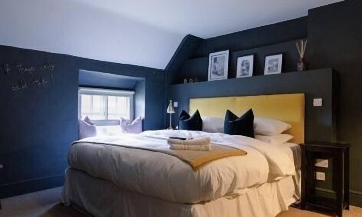 Easton on the Hill Apartment | Apartment-Ensuite W/Shower