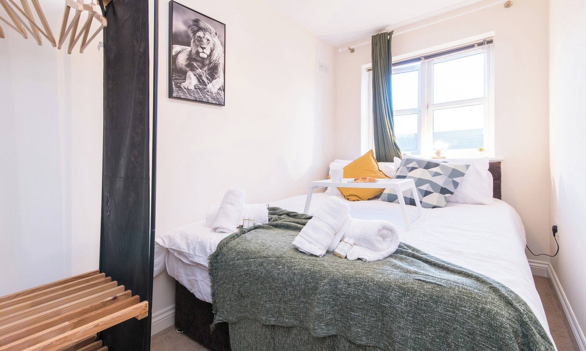 Derby Apartment | Apt - Sleeps 6 - Pets Ok - Parking