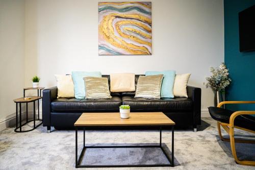 Manchester Apartment | Aqua Springs, 2 BR, Sofa Bed, Sleeps 6, 1st floor apartment, near Didsbury