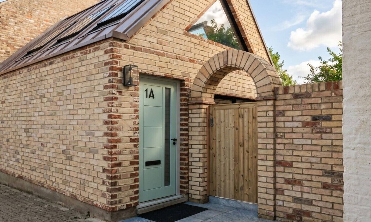 Mill Road House | Architect-Designed Mews for 2 · Private Courtyard · Walk to Mill Road & Cambridge Station