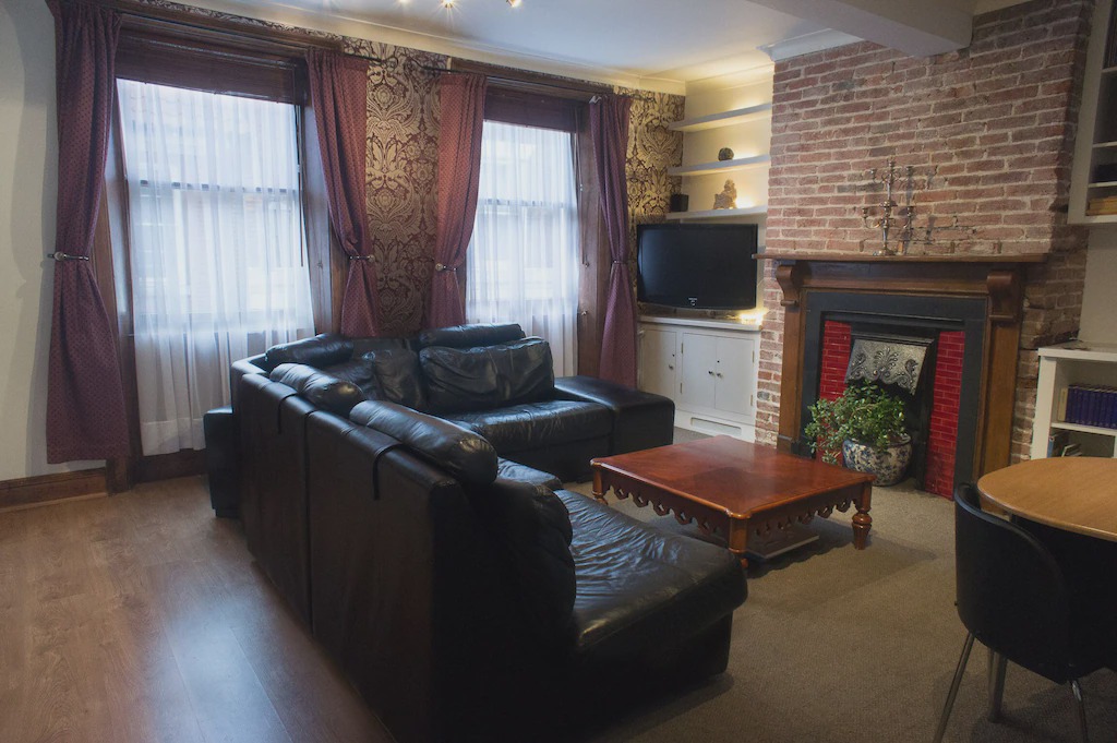 Hull Old Town Apartment | Arthouse Apartment is situated in the heart of Hull city centre Old Town