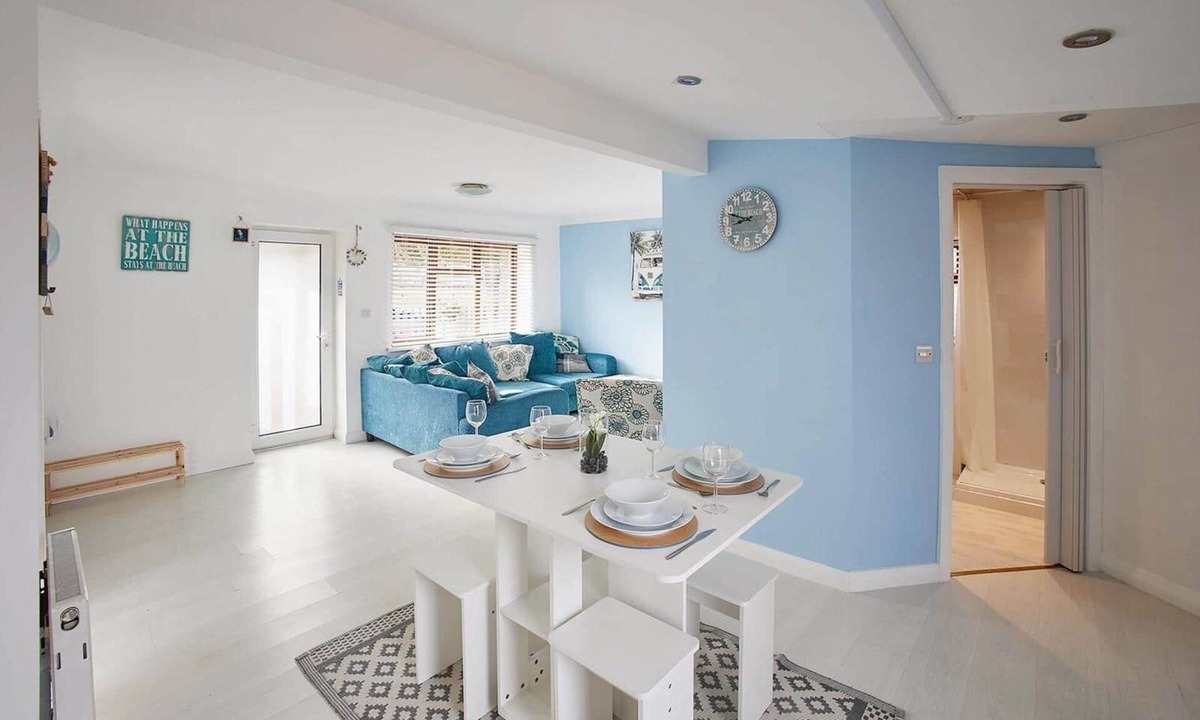 Grimsby House | Aurora Shore Beach Chalet