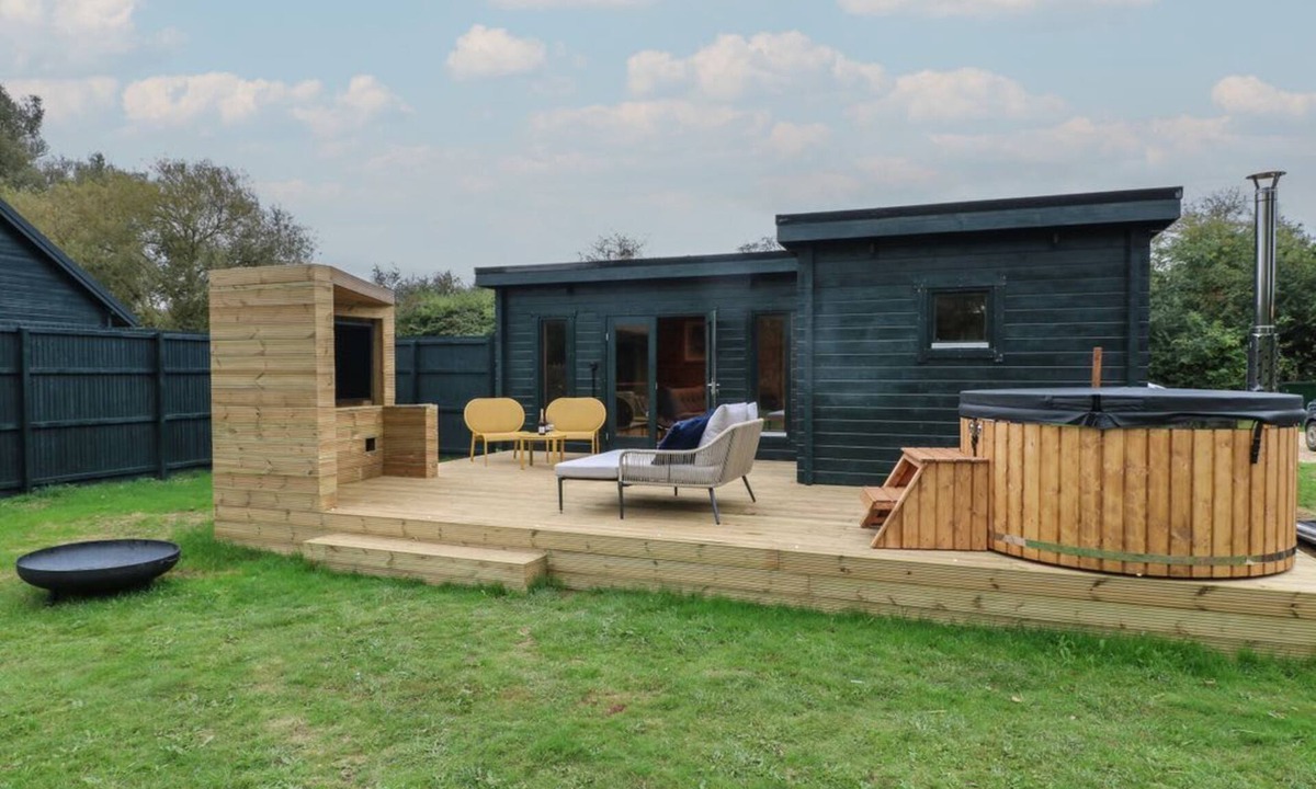 South Luffenham Cabin | Badger's Burrow, Edith Weston.