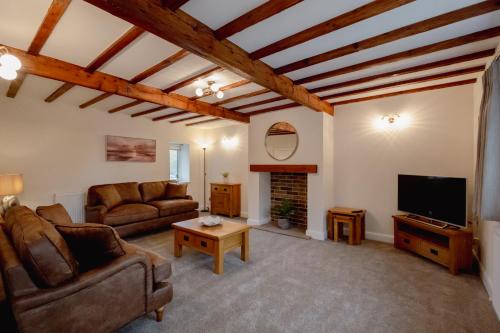 Lepton House | Barn End, Stylish Retreat Near Wedding Venues
