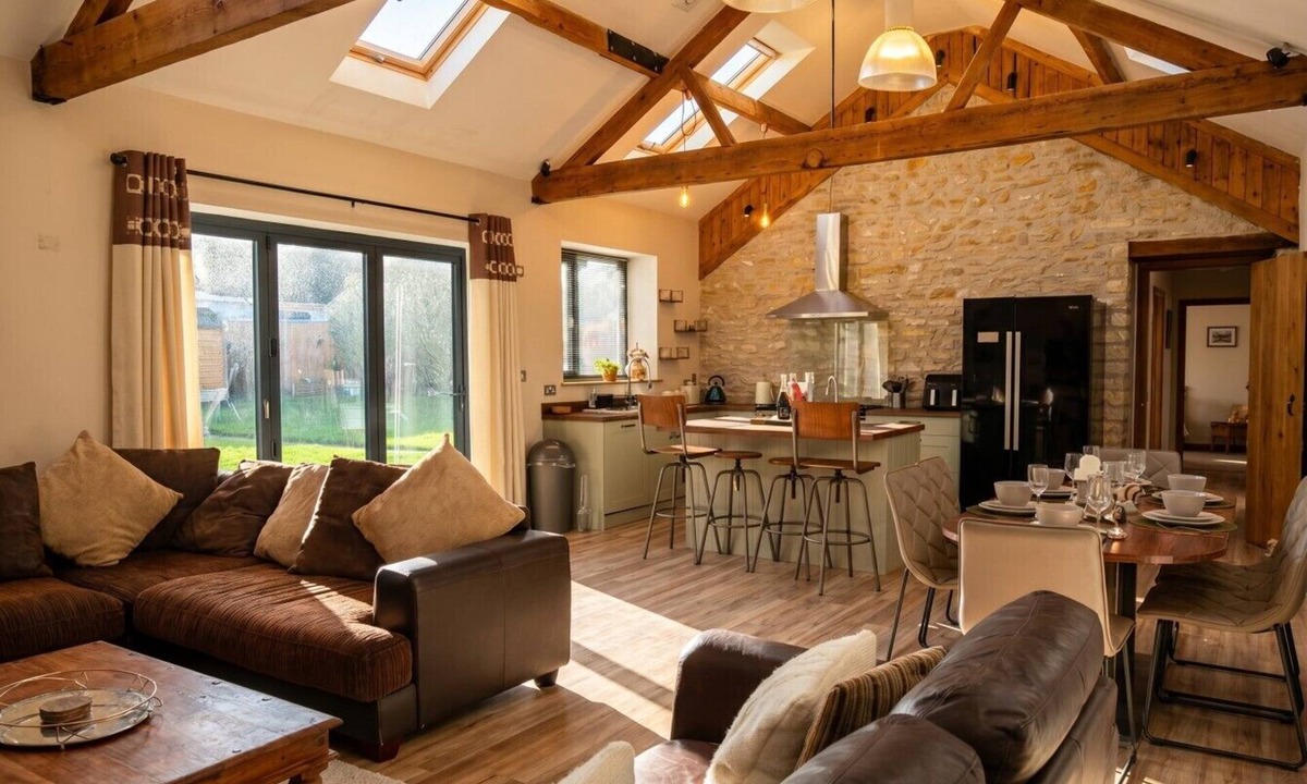 Midsomer Norton House | Beamed Barn for 8 with Sunny Garden · Dog-Friendly · Midsomer Norton