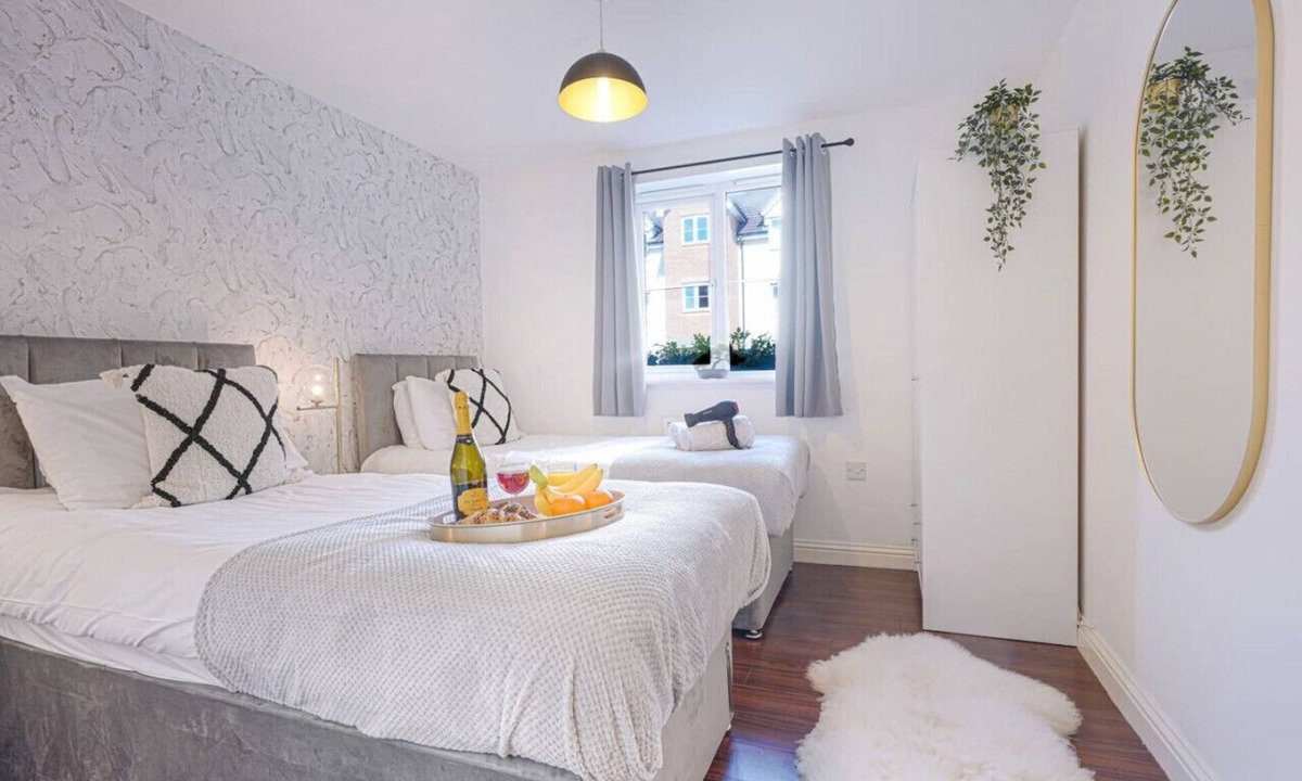 Northampton Condo | Beautiful Apartment Close to Town Centre Free Parking Fast-Wifi Sky TV By Yoko Property