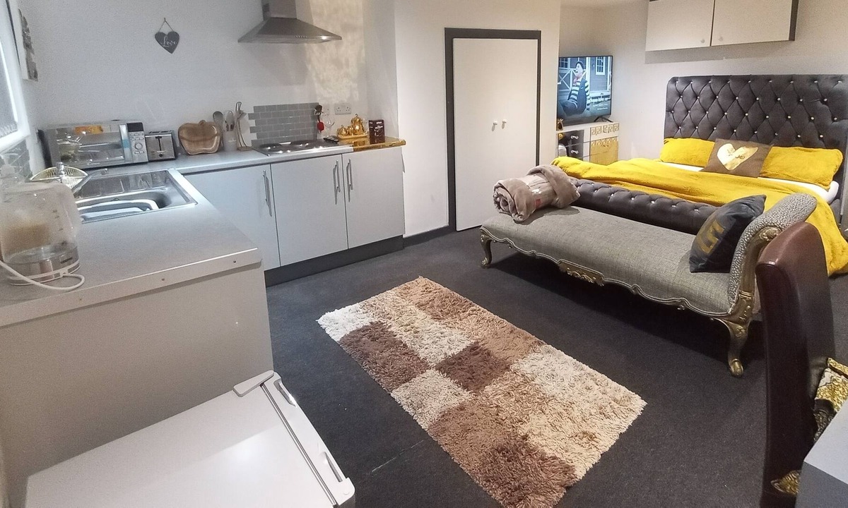 Harehills Apartment | Beautiful En-suite Studio in Leeds -Lower Floor