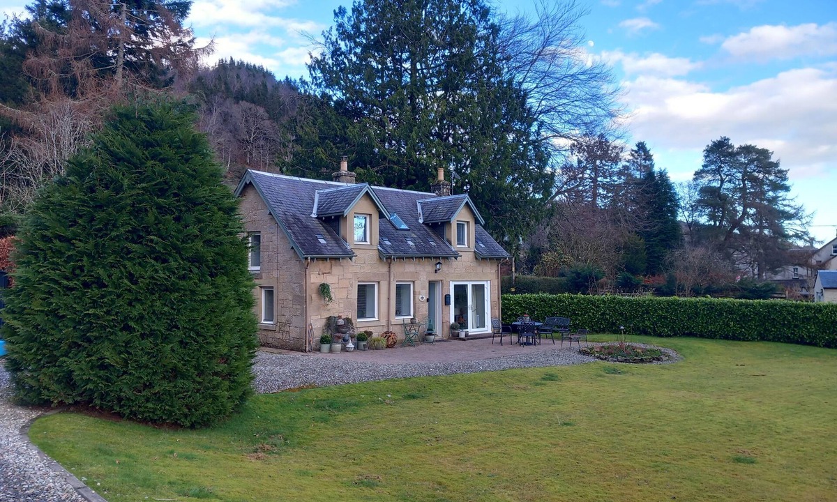 Callander Cottage | Beautiful Historic Cottage in the heart of Callander