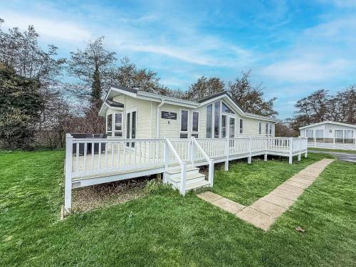 Hunstanton Ski Chalet | Beautiful Lodge At Manor Park In Norfolk Ref 23006Bu