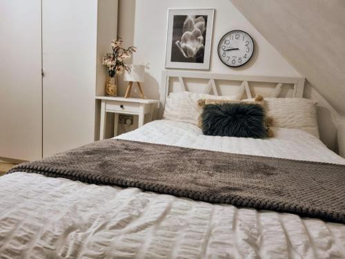 West Molesey House | Beautiful Rooms nr Hampton Court, free street parking
