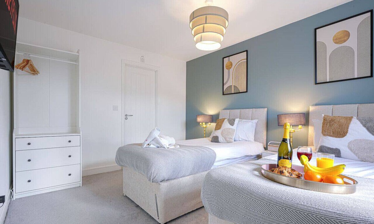 Milton Keynes House | Beautiful & Spacious Home - Sleeps 10