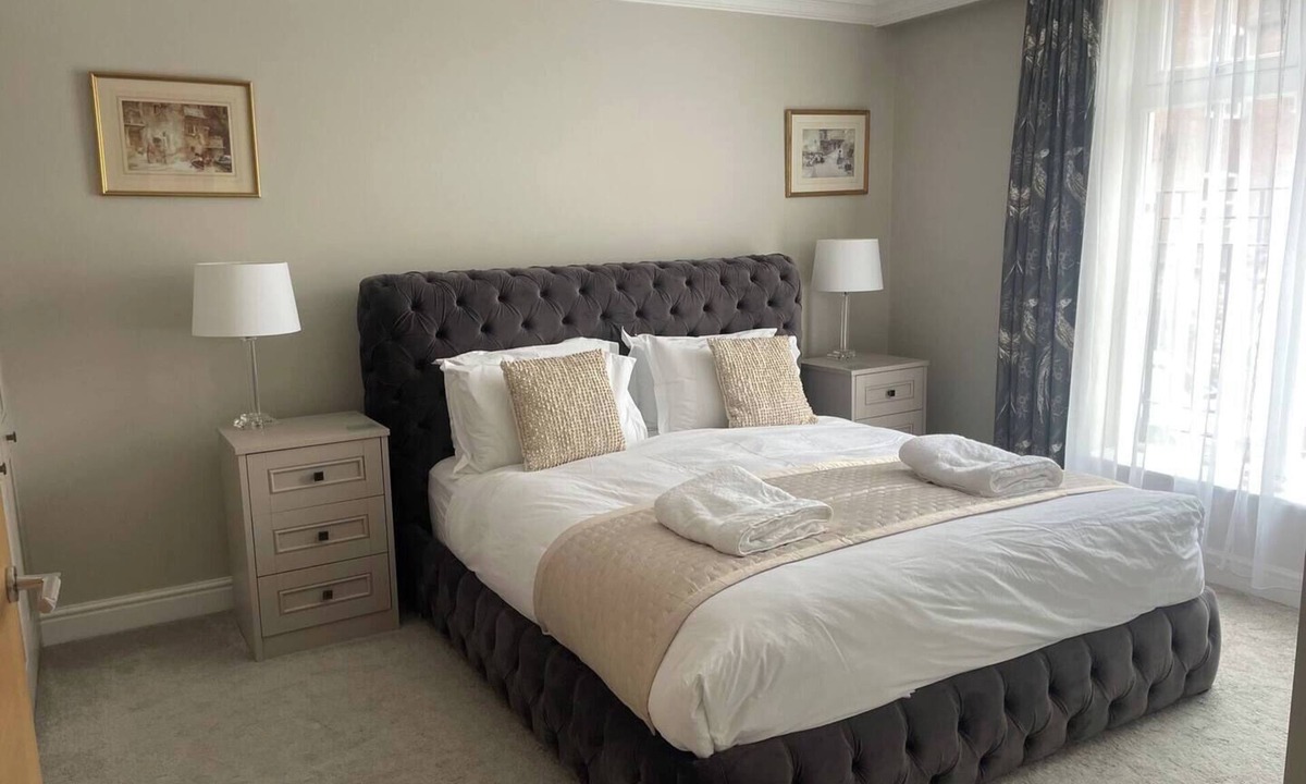Knutsford House | Beautiful townhouse in the heart of Knutsford with 3 parking spaces