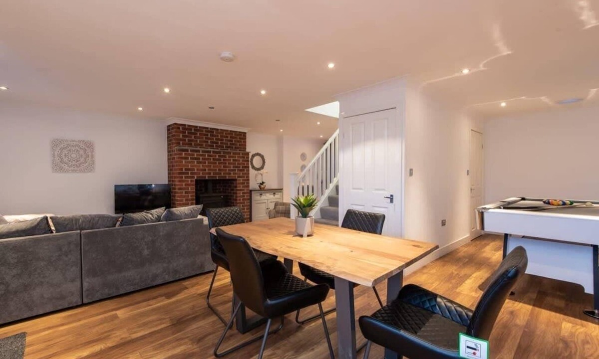 Durham House | Beautiful two Bedroom Family Home with Pool Table Durham