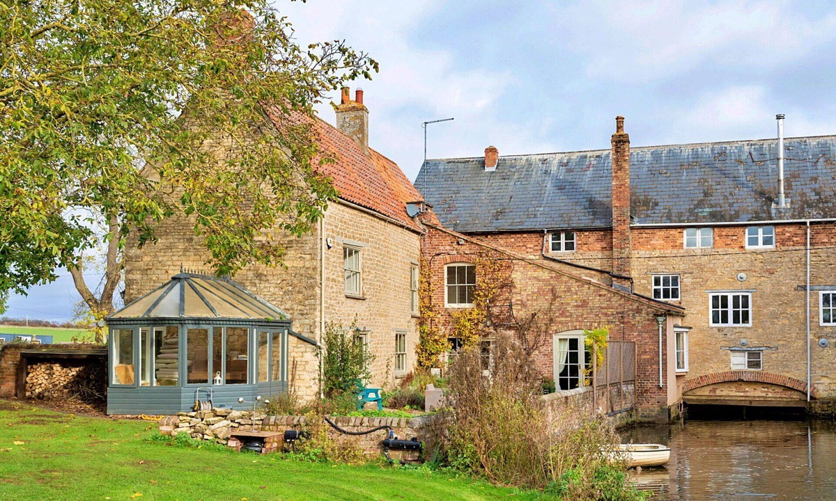 Twywell House | Beautiful villa for 8 guests with WIFI, TV, terrace and pets allowed