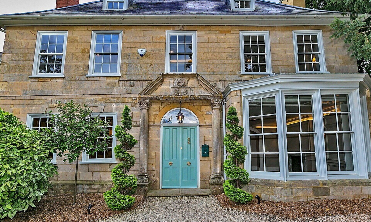 Yardley Gobion House | Beautiful villa for 17 people with hot tub, WIFI, terrace and pets allowed