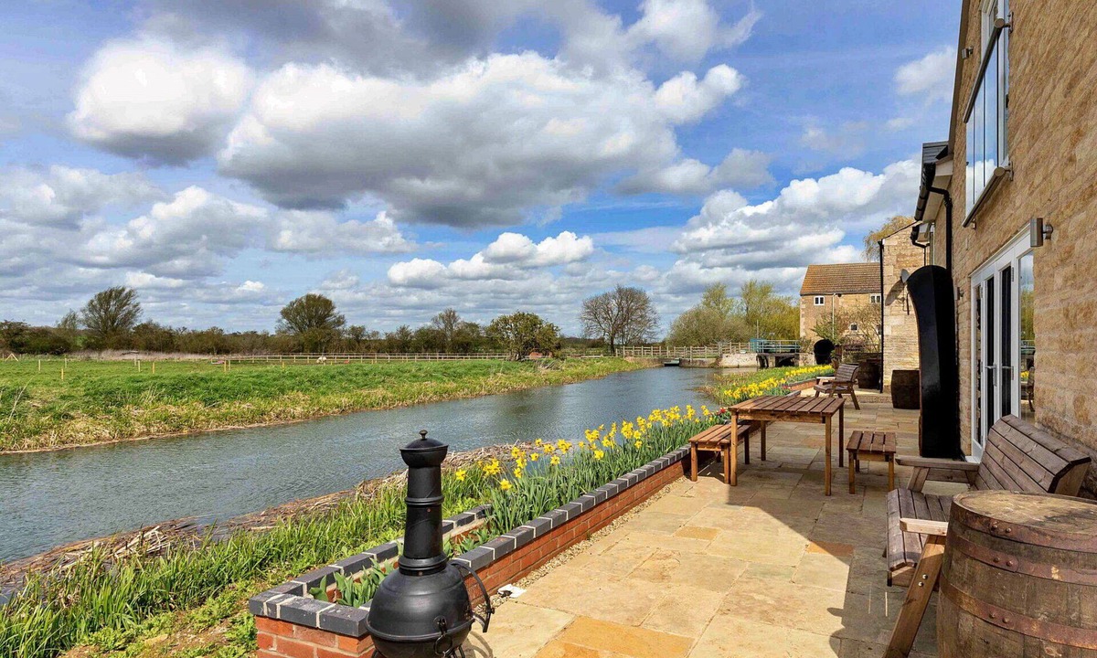 Thurlby House | Beautiful villa for 6 guests with WIFI, terrace and pets allowed