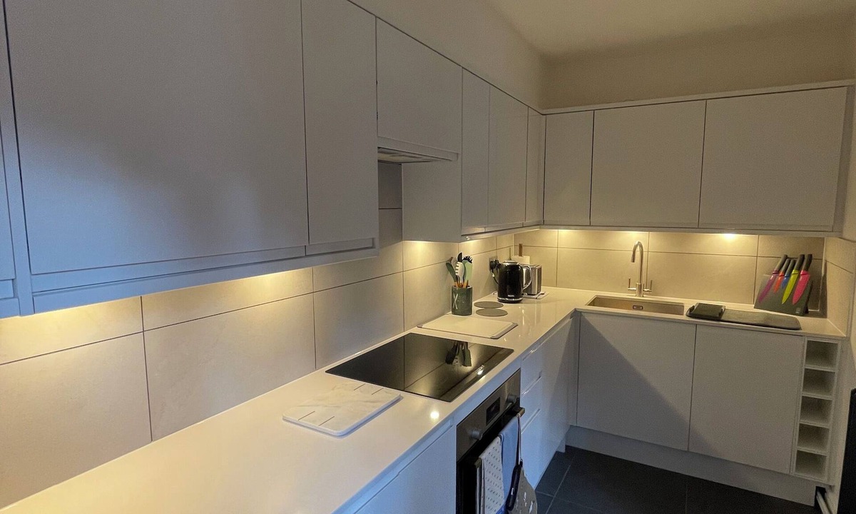 West Kensington Apartment | Beautifully Presented 2BD Flat w/Patio- Kensington