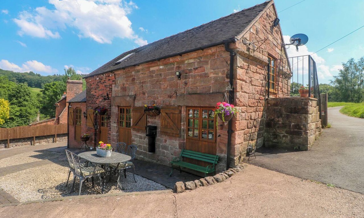 Oakamoor Cottage | BLUEBELL BARN, family friendly, character holiday cottage in Oakamoor
