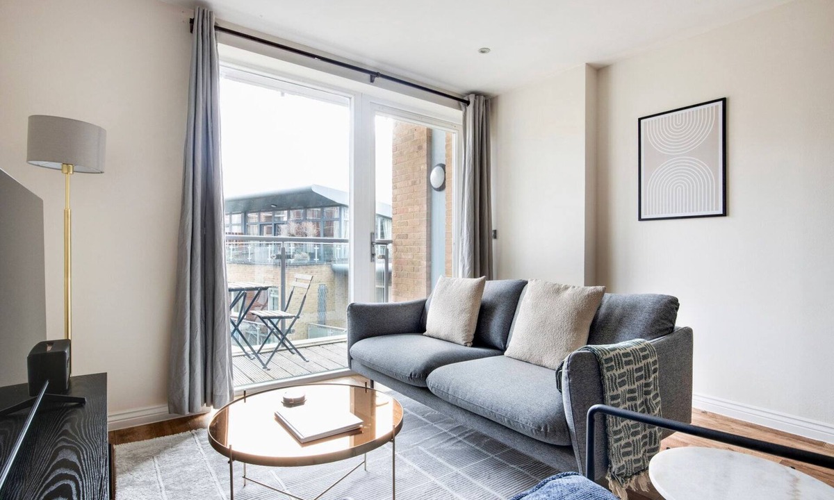 Nine Elms Apartment | Blueground | Nine Elms, balcony, nr Battersea Park