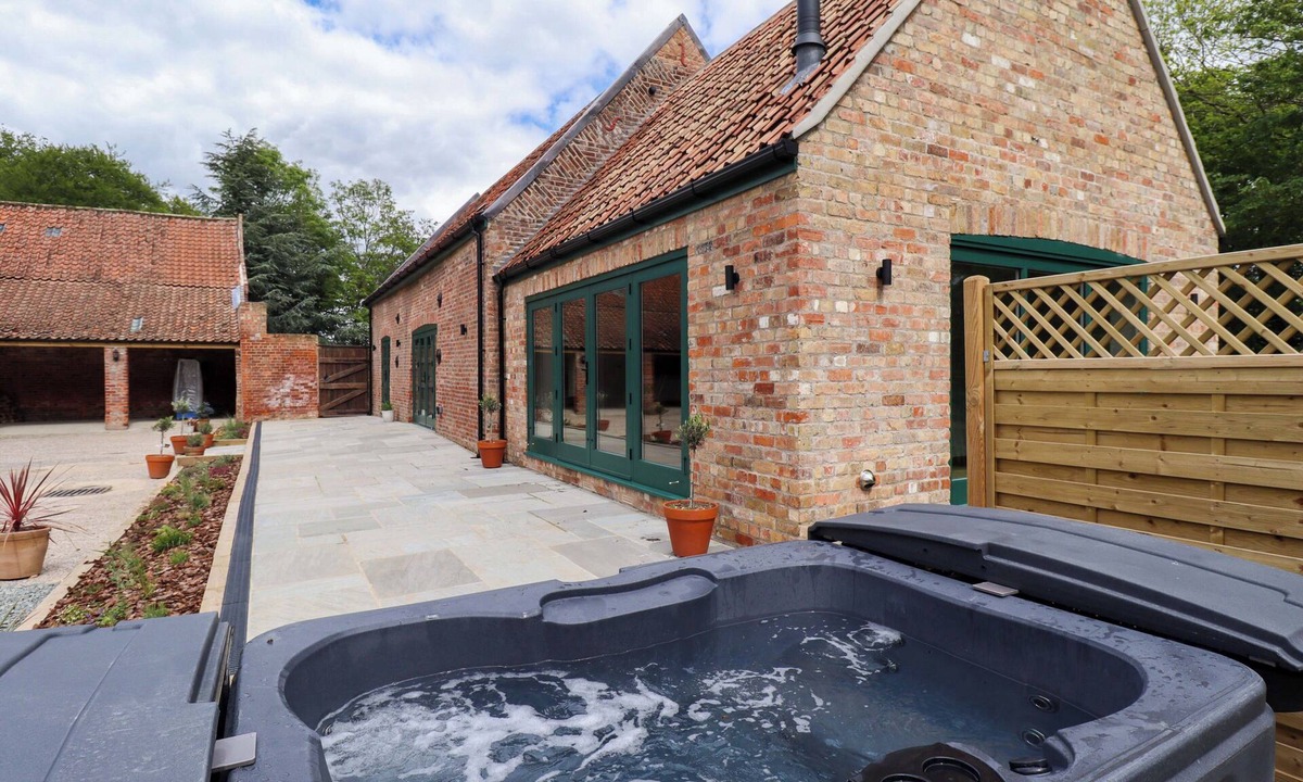 Alford Cottage | BOBBLEHAT BARN, pet friendly, with hot tub in Alford