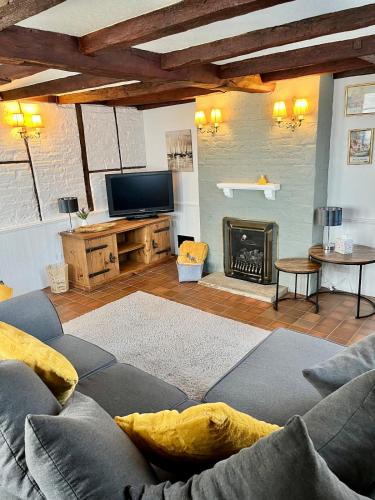 Newborough House | Bridge Cottage Stunning 4 bed thatched cottage