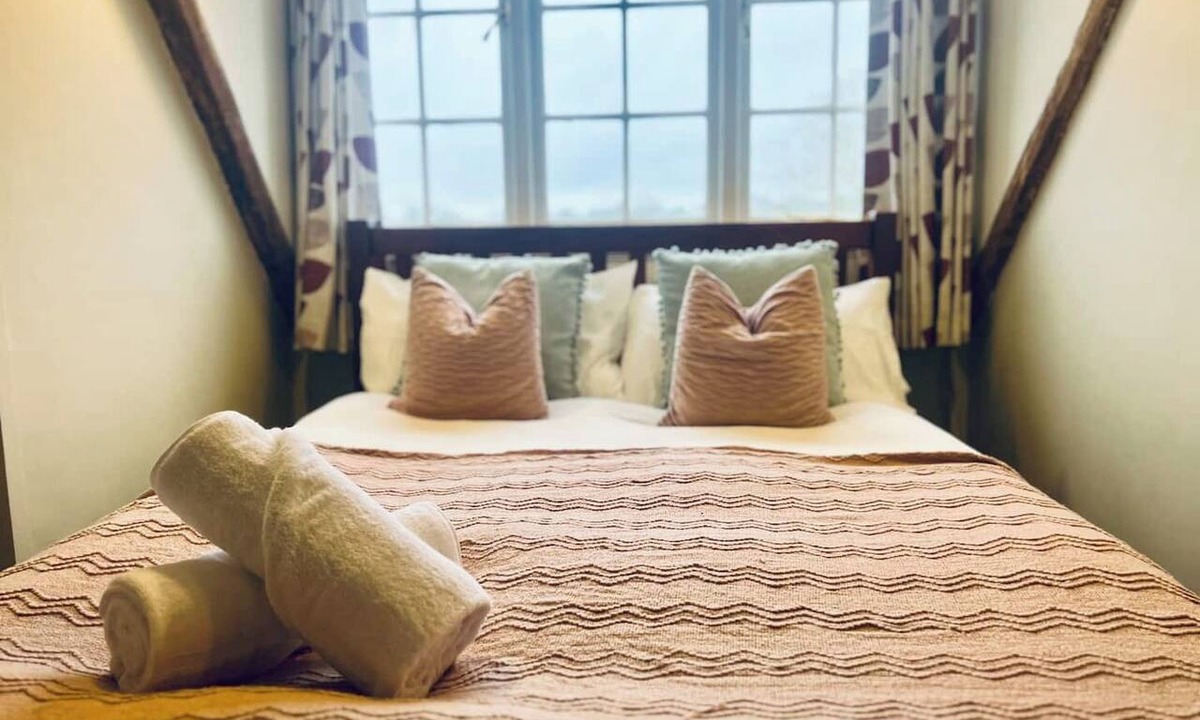 Hadleigh House | Bright & Homely Cottage near Centre of Hadleigh