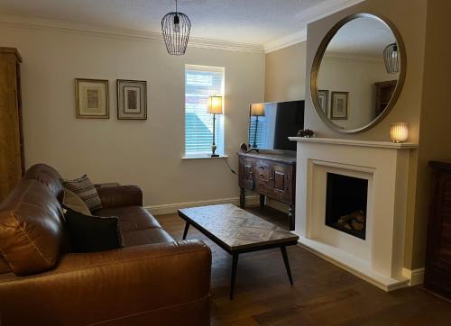 Woodmansey House | Bungalow Retreat with Garden, Walk to Town
