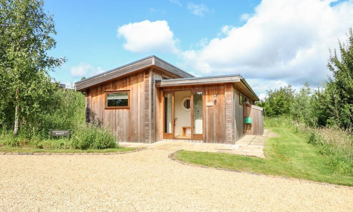 Barnsdale Cabin | BURLEY, open-plan, dog-friendly, Exton