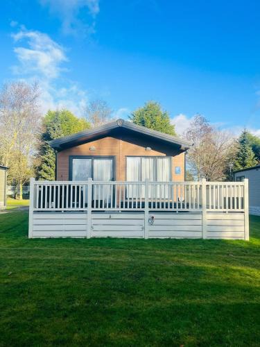 Pocklington Ski Chalet | Bushmills Lodge with Hot Tub