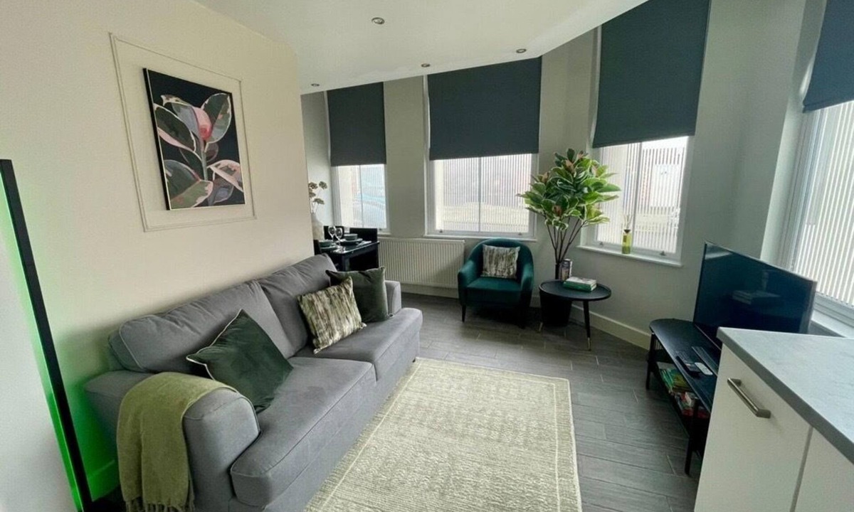 Liverpool Apartment | By Woolton Village | Free Parking | Near Airport