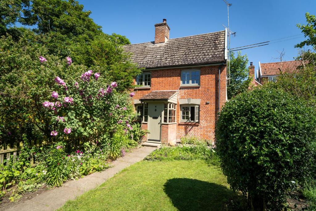 Hoxne House | C17 cottage close to the village pub & countryside walks