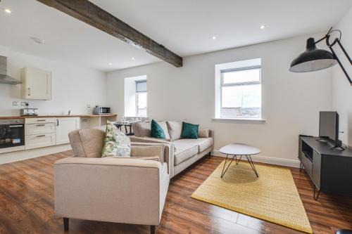 Burnley Apartment | Canal View 2BR Home for Families & Friends