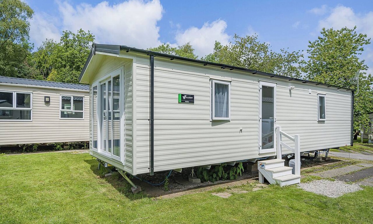 Longridge House | Caravan with one double and two twin.